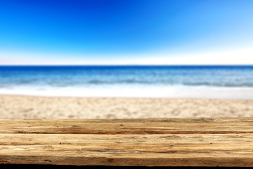 Fototapeta na wymiar wooden table and sea 