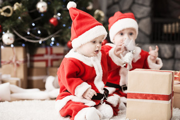 Fototapeta na wymiar children waiting Christmas