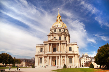 Obraz premium Les Invalides hospital and chapel dome. As well as a hospital and a retirement home for war veterans since 1678. The Invalides contains the tomb of Napoleon and was built for Louis XIV in 1671.