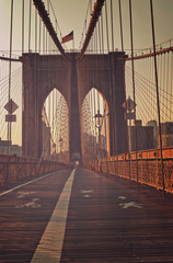 Obrazy na Plexi  Zobacz wzdłuż chodnika dla pieszych, Brooklyn Bridge