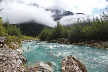 torrente con acqua limpida