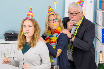 team feiert karneval im büro