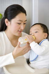 Obraz na płótnie Canvas Woman feeding infant
