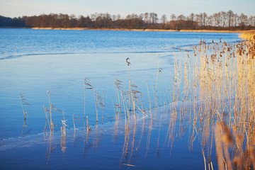 Zamarznięte jezioro zimą,  © barytek