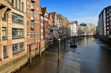 Fototapeta na wymiar low tide at the Nicolaifleet, Hamburg, Germany