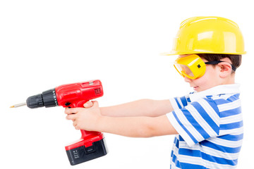 kind mit bauhelm und akkuschrauber