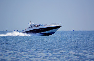 Naklejka premium Моторная яхта мчится по Черному морю