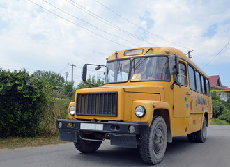 Школьный автобус на улице маленького южного города