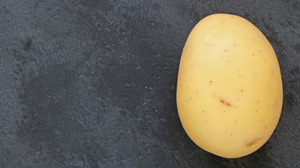 Pomme de terre sur fond ardoise