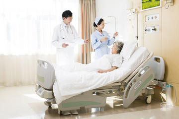 Obraz premium Medical workers with patient in hospital