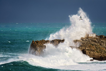 wave splashing in Mouro lighthouse in Santander