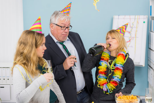 kollegen feiern eine party im büro