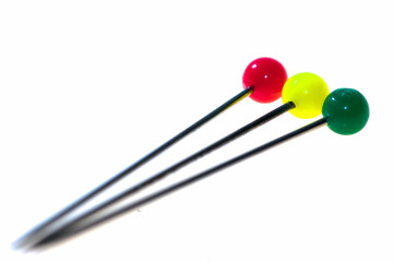 drei Nadeln in Ampelfarben quer