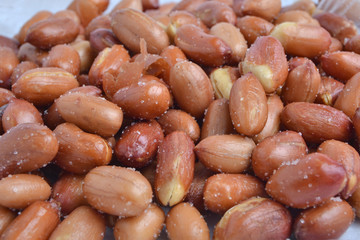 Fried peanut kernels