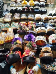 ベトナム　市場のサンダル屋さん