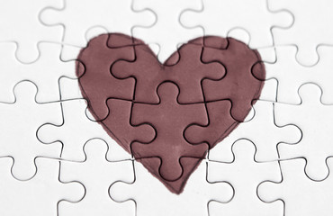 cœur délavé sur puzzle blanc
