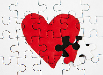 puzzle en forme de c&oelig;ur et morceau