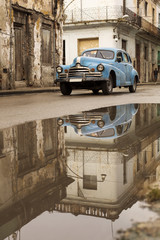 Zabytkowy samochód na ulicy w Havanie, Kuba - obrazy, fototapety, plakaty