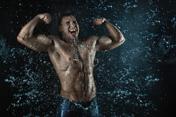 Man screams when he was grist.