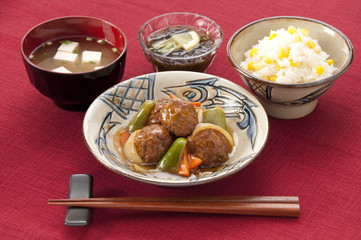 肉団子の甘酢あんかけととうもろこしご飯、味噌汁ともずく酢