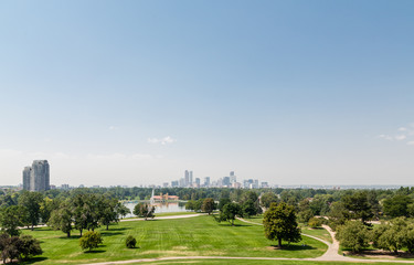 Fototapeta premium Denver Skyline Beyond Lake and Grass Lawn