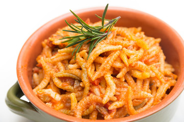 Malloreddus alla campidanese, tipica pasta della Sardegna con salsiccia e pomodoro