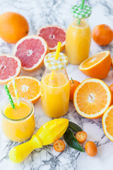 Saft mit frischen Zitrusfruechten