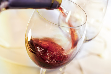 Rotwein eingießen Rotweinglas