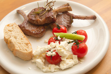 Lammkrone mit Tomaten und Fetakäse