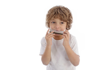 enfant jouant de l'harmonica