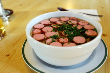 Nudelsuppe mit Würstchen