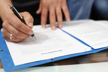 Vertrag unterzeichnen 01