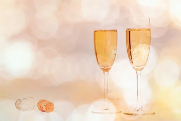 Foto auf Alu-Dibond Volle champagneglazen tegen een feestelijke achtergrond  © Leandervasse