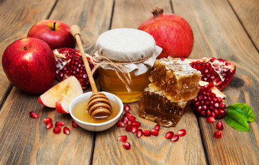 Honey with pomegranate and apples