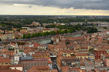 Fototapeta na wymiar Widok na Weronę z wierzy Torre dei Lamberti - Włochy