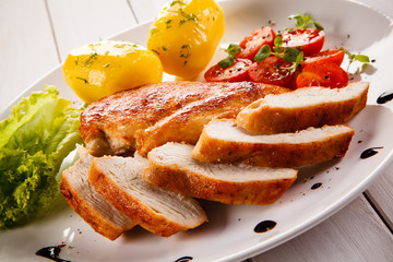 Grilled chicken fillet and vegetables