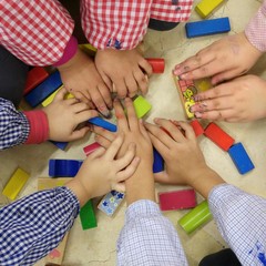 Fototapeta premium Manos de niños jugando con madera de colores