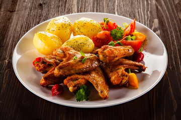 Grilled chicken nuggets and vegetables