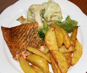 gebratener Lachs mit gemüse und Kartoffelspalten