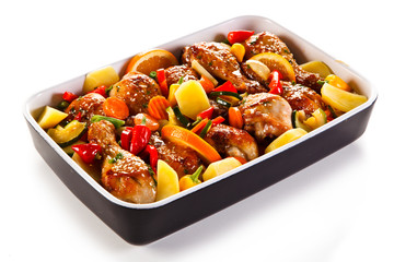 Barbecued chicken drumsticks and vegetables 