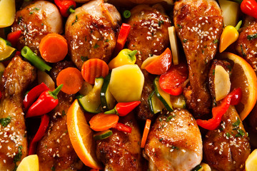 Barbecued chicken drumsticks and vegetables 
