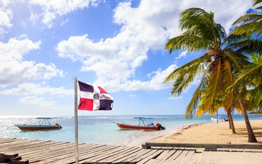 Poster Im Rahmen Karibischer Strand und Flagge der Dominikanischen Republik © Maciej Czekajewski