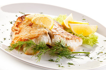 Plat de poisson - filet de poisson frit et légumes