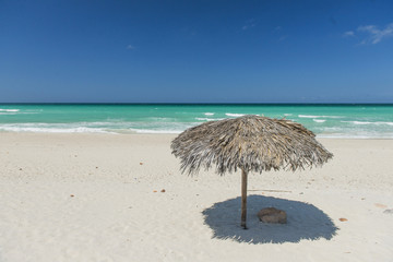 Plaża z parasolem i widokiem na turkusowe morze w Varadero na Kubie