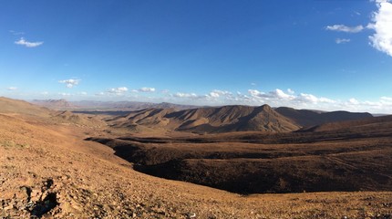 Fototapeta na wymiar panoramica de un paisaje desertico en marruecos