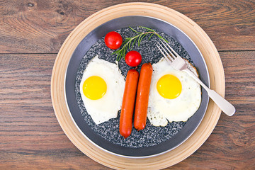 Fried eggs with fried sausages