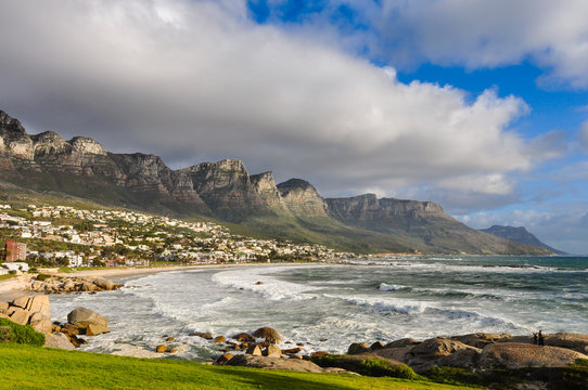Strand von Camps Bay mit den Twelve Aposteles im Hintergrund; Kapstadt; Südafrika