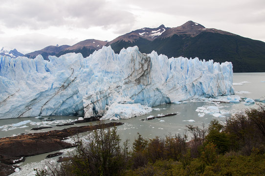 argentyński lodowiec Perito Moreno na tle gór