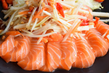 Papaya salad with fresh salmon