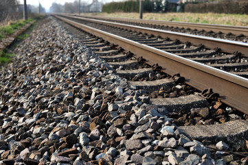 Gleise und Bahnschienen einer ländlichen Strecke   